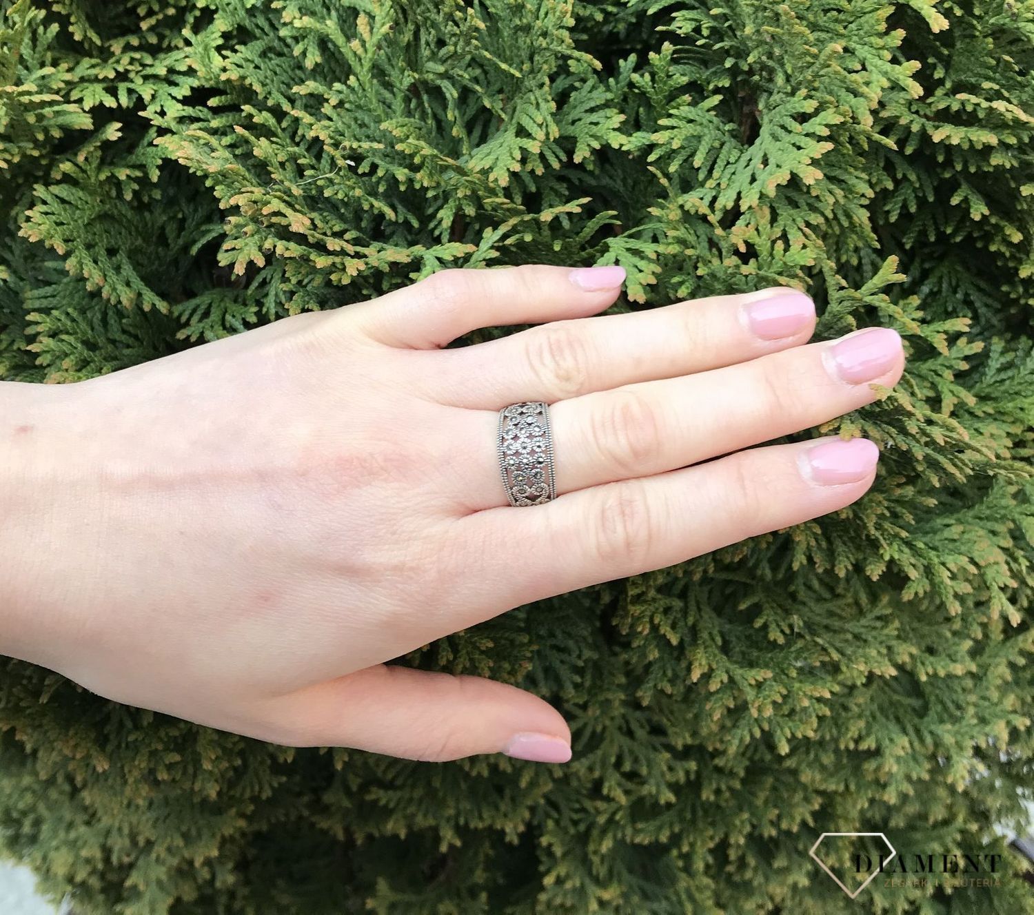 Wyjątkowy srebrny pierścionek wykonany ze srebra próby 925, ozdobiony markazytami. Wiecznie modne wzory, które sprawdzą się jako idealny prezent dla bliskiej osoby (1).jpg